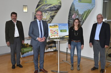 v.l.n.r.: neuer Obmann Bgm. Mag. Werner Krammer (Stadt Waidhofen/Ybbs), LH-Stellv. Dr. Stephan Pernkopf, Melanie Labner BSc MA (Naturpark), Mag. Wolfgang Mair (ehem. Obmann)., ©  NLK Reinberger